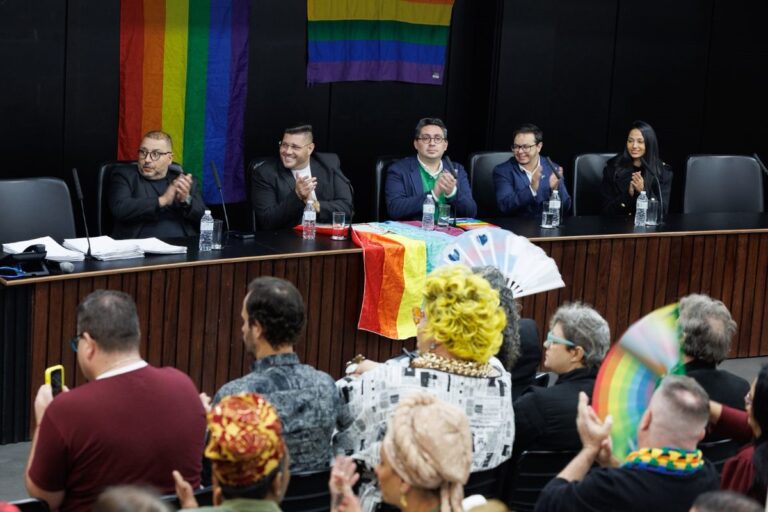 “A Cultura Tem Todas as Cores”: ato solene na Assembleia destaca arte periférica e diversidade LGBTQIAP+