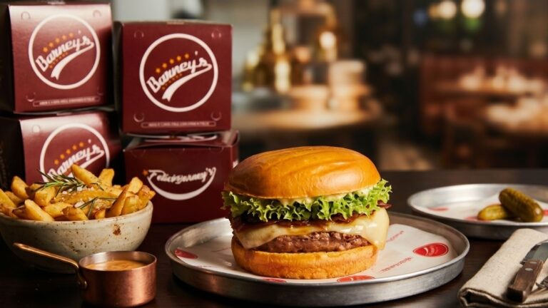 Barney’s Burger celebra o Dia do Hambúrguer com smash grátis e copo exclusivo Coca-Cola