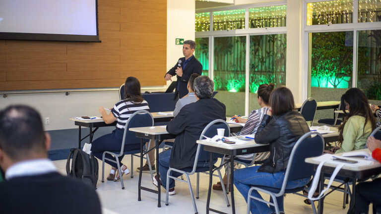 Fundação CDL Uberlândia abre inscrições para cursos com foco em desenvolvimento profissional, marketing e gestão de equipes