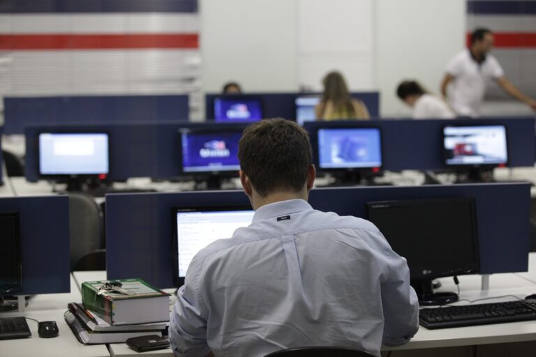 Transforme sua Carreira com Inteligência Artificial: Curso de Extensão IA na Prática