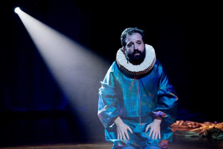 Gregório Duvivier apresenta o premiado espetáculo “O Céu da Língua” em Uberlândia