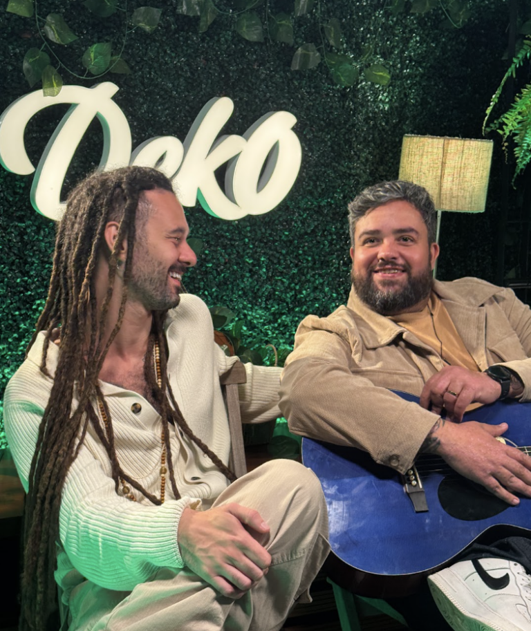 Depois de mais de uma década escrevendo sucessos do reggae, DEKO e Gabriel Elias gravam juntos