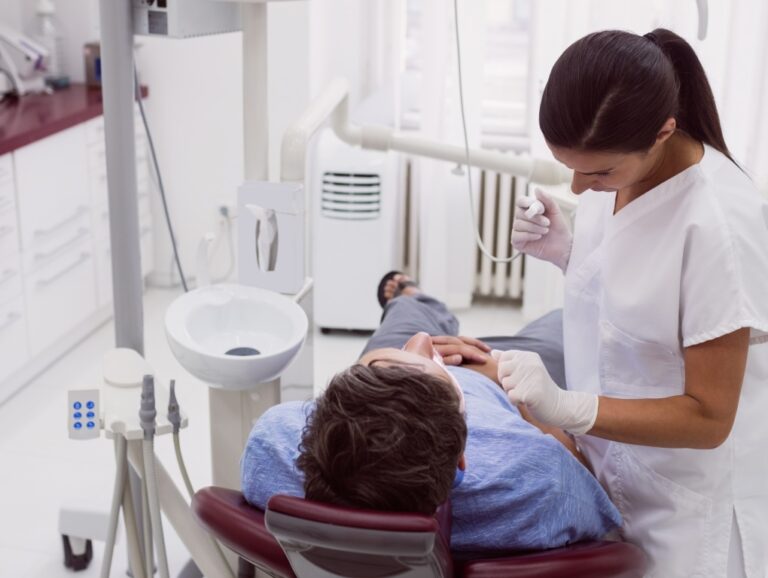 Julho Verde: consultas ao dentista são a primeira linha de defesa contra o câncer de boca