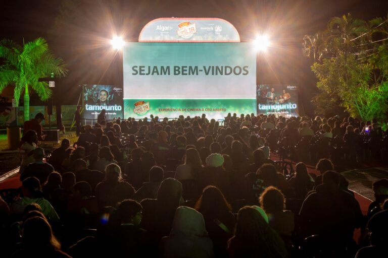 Noite de cinema a céu aberto marca abertura do Cine Família na Praça em Araguari