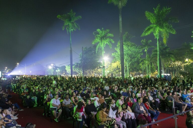 Mais de 1.500 pessoas participam do Cine Família na Praça em Uberaba