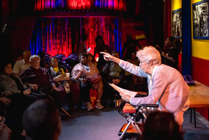 A Senhora está Sozinha - Ana Carneiro - Créditos Arcevo Pessoal Assessoria | Folksonomias Anexos 15:08 (há 5 horas) para mim Coletivo Flores de Teatro
