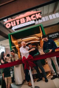 Pedro Amaral e Lucas de
Castro cortam a fita com a ajuda do
superintendente do Shopping Uberaba, Wander Porto