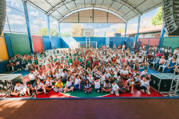 EMCANTAR com Abraço no Planeta em escolas de MG - Foto Rangel Retratos (3) EMCANTAR